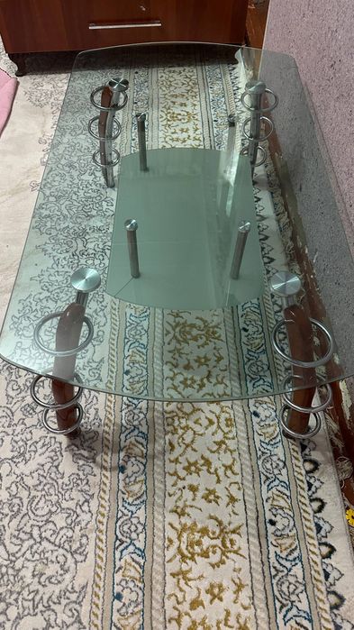 Стеклянный  стол