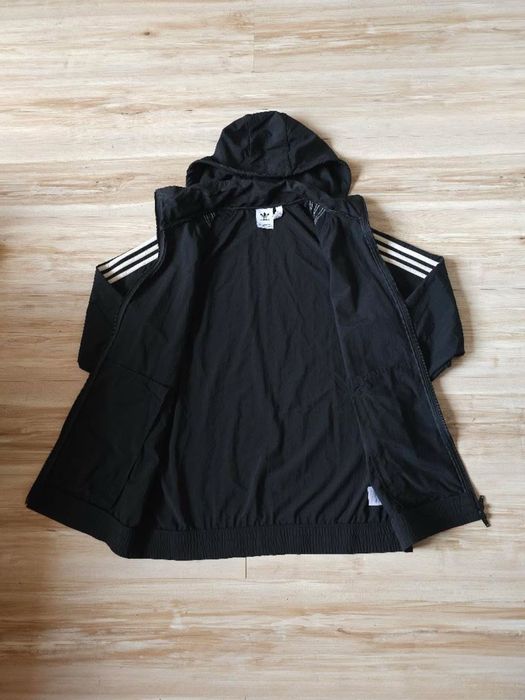Оригинално мъжко горнище с качулка Adidas Windbreaker
