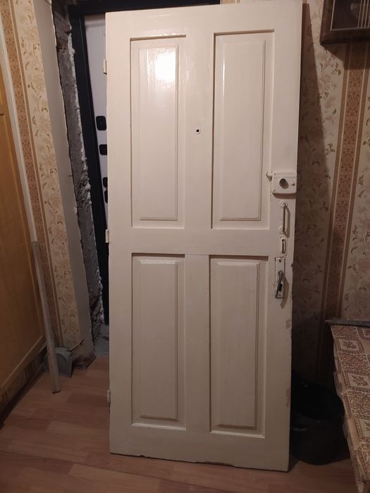 Дверь входная деревянная