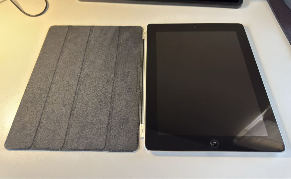 iPad 2 64GB + Оригинален Apple кожен калъф + Кабел | Отлично състояние