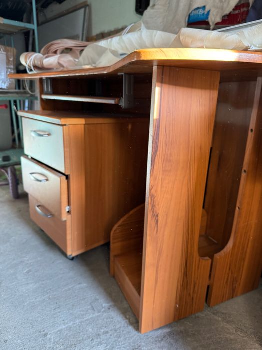 Стол письменный.