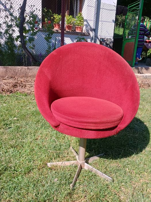 Въртящи се столове на Топ цена,хубава червена дамаска.
