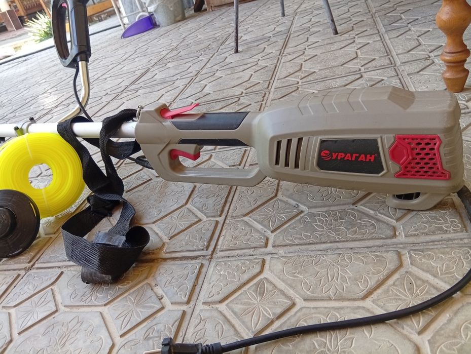 Газонокосилка током