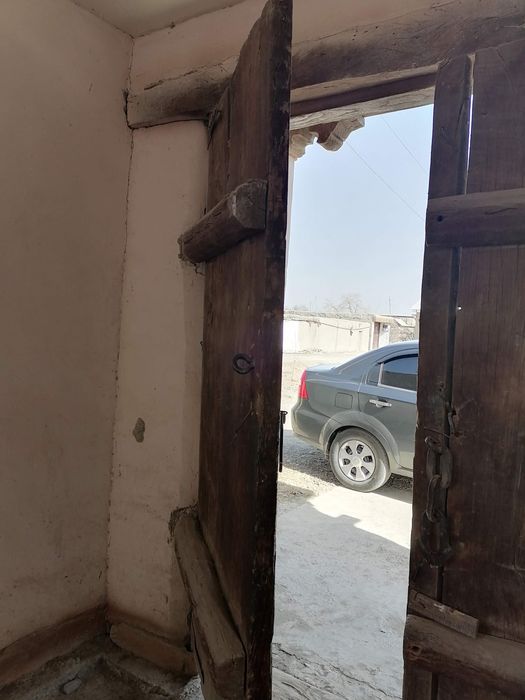 Кадимий дарвоза сотилади