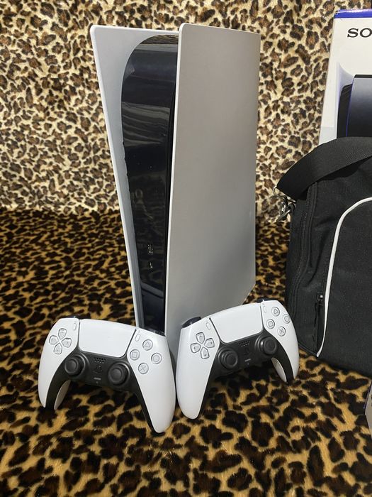 PlayStation 5 + 2 оригинальных джойстика + сумка + игры