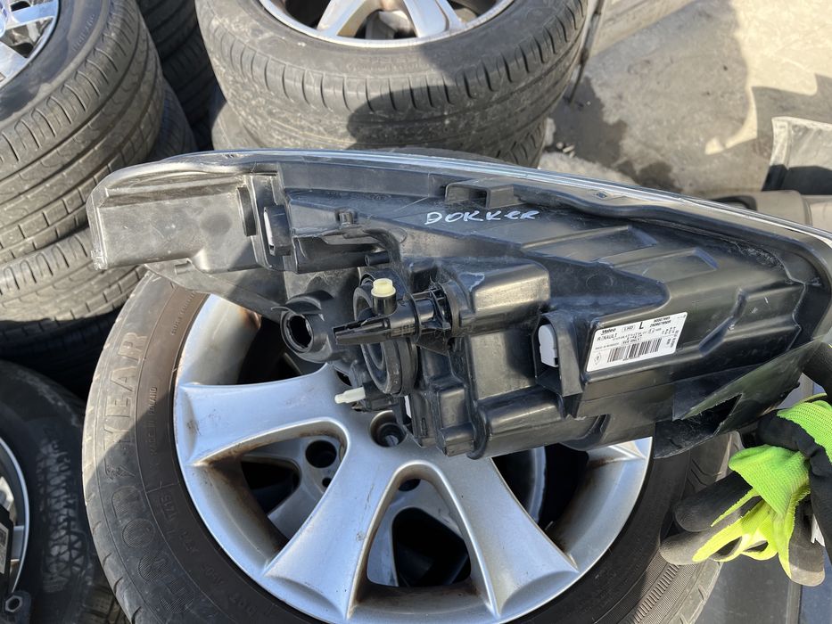 2 броя ляв и 1 брой десен фар Dacia Dokker 2012-2024