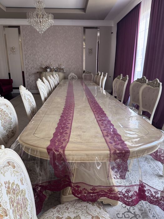 Стол со стульями для гостинной