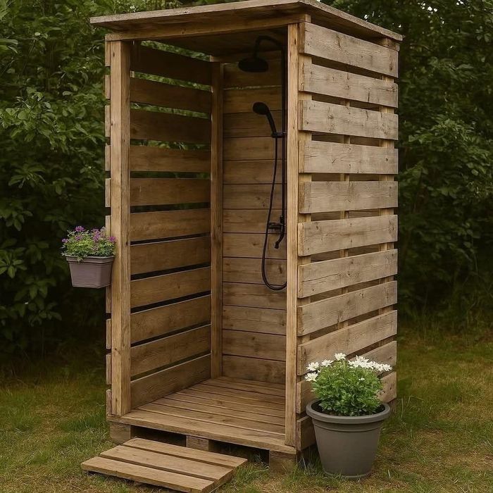 душ из дерева уличный