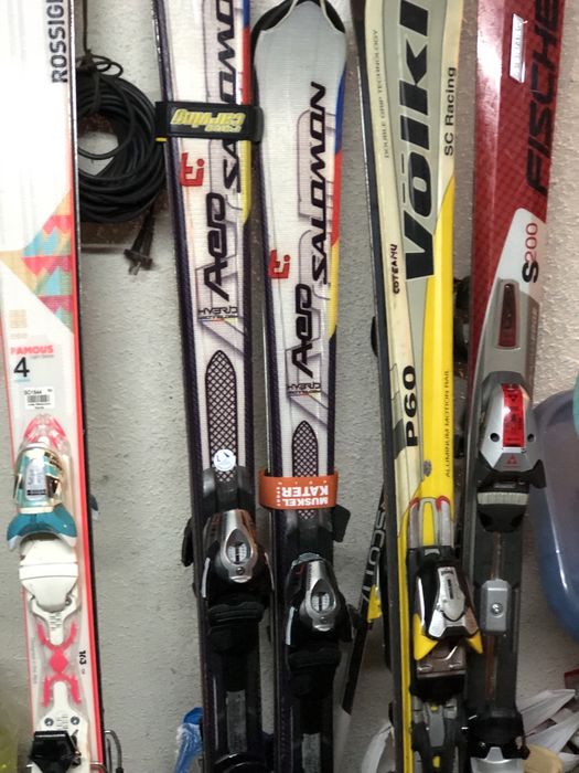 Vind 8 perechi de schiuri diverse inaltimi si marci comform pozelor ,b