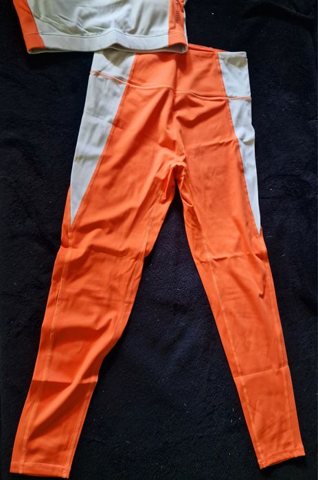 Спортен екип оранжево бежов с подплънки еластична бързосъхнеща материя