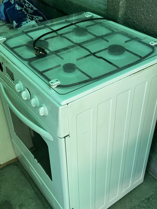 Продам холодильник Indesit + газовую плиту Auer