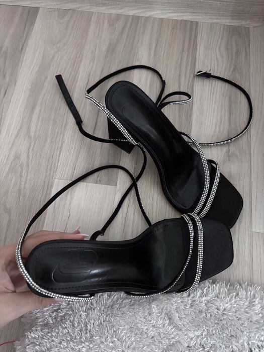 Черни елегантни сандали на ток