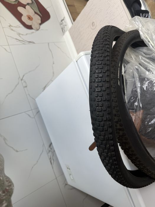 Покрышки на колеса велосипеда с крупным протектором