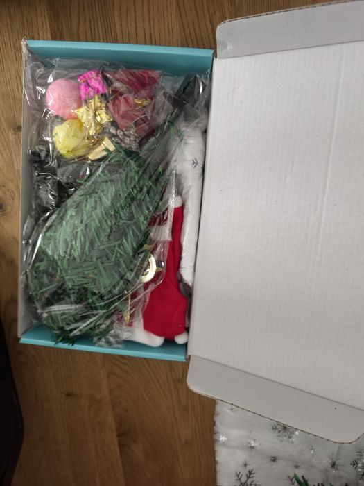 Set haine, accesorii, brad, papusi Barbie, Nou