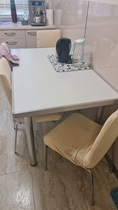 Кухненска маса бяла + 4 стола