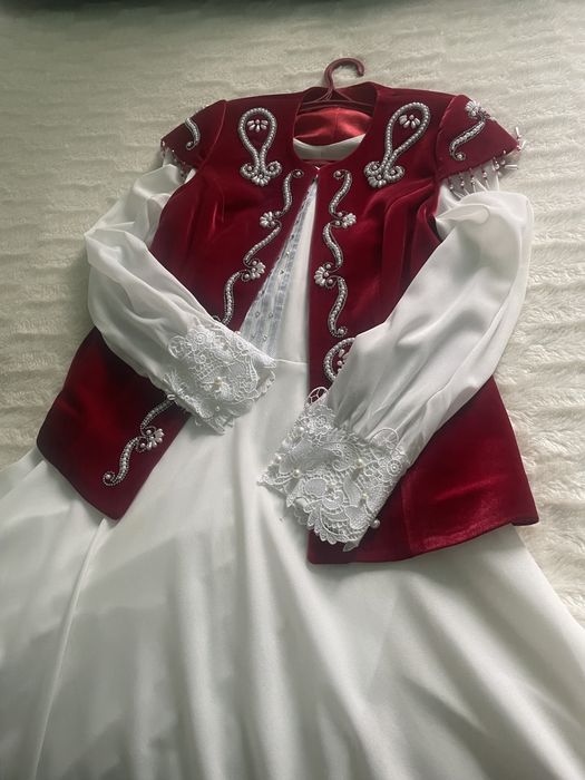 белое длинное платье на сырга салу или узату