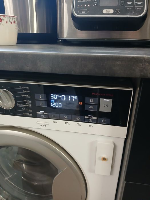 Пералня със сушилня АЕG