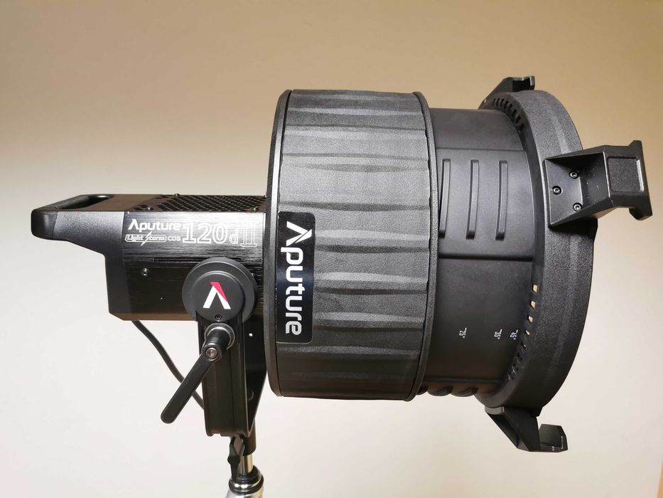 Френелова леща / спот Aputure F10 Fresnel с Bowens Mount за Aputurte LS серии 300, 600 и 1200