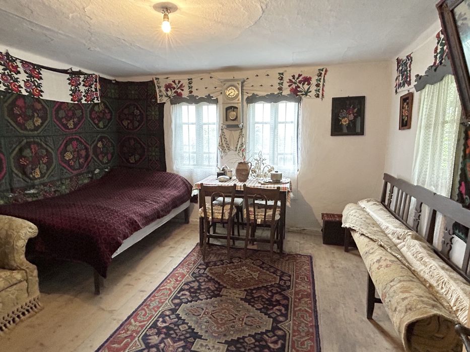 Casa MUSCELEANA , stil Conac , cu livada , teren intravilan- 2 000 mp.