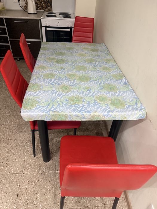 Продается стол со стульями