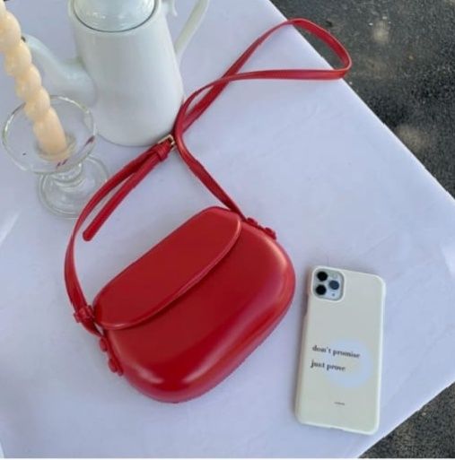 Продам красную сумку