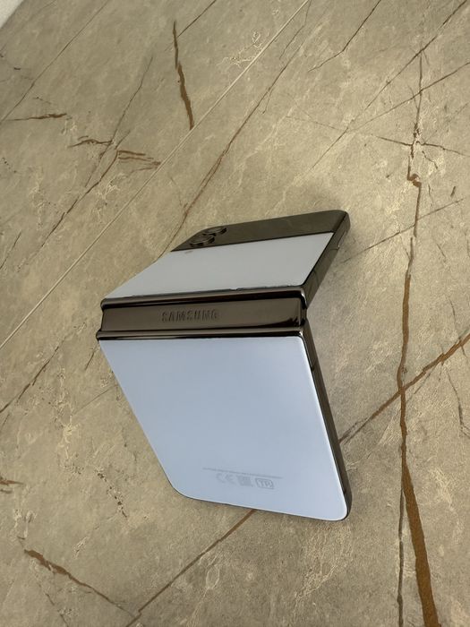 Samsung ZFlip 4 256 gb 8gb