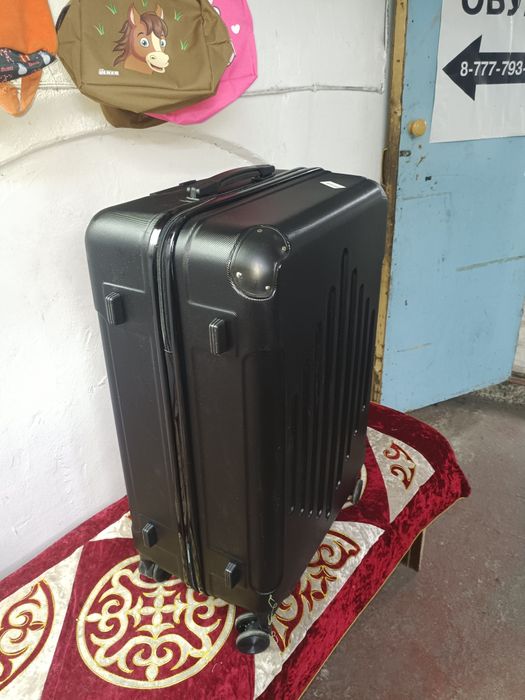 продам чемодан большой 70см 12000т