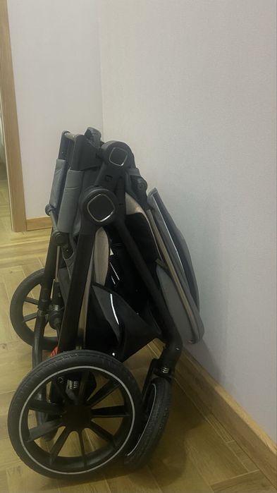 Прогулочная детская коляска