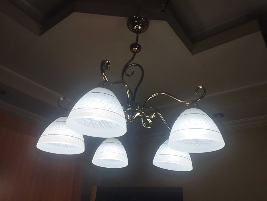 Продам 5-рожковую люстру.