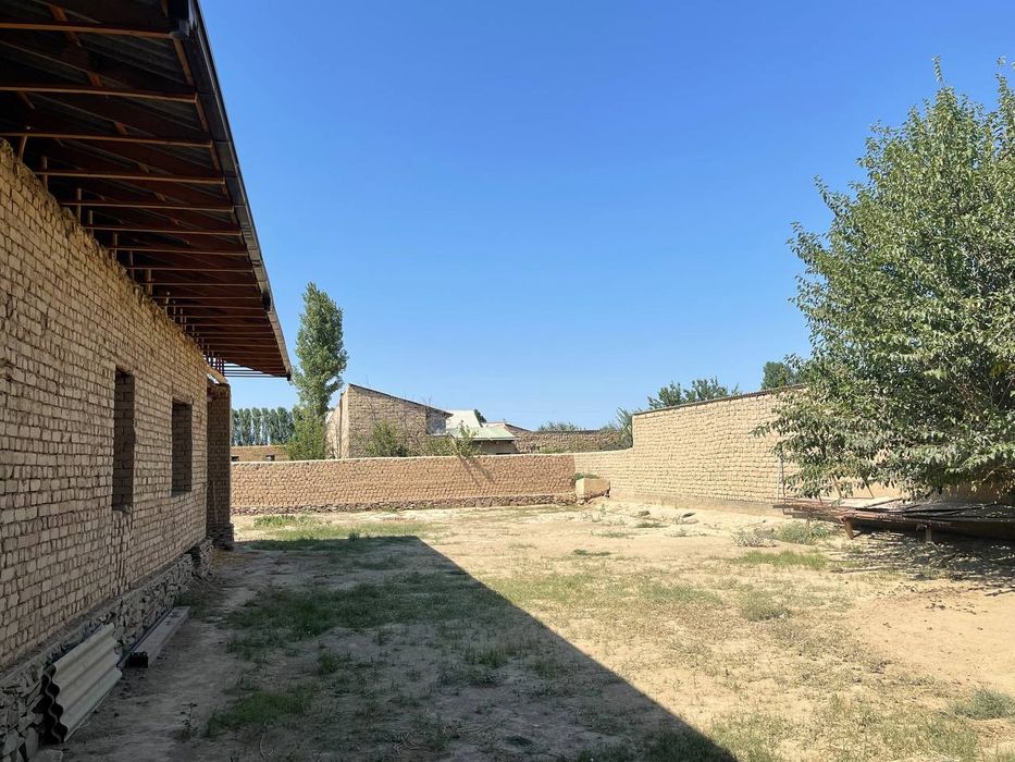 Yoyilmada yangi hovli 9 sotixli 8 honali uy