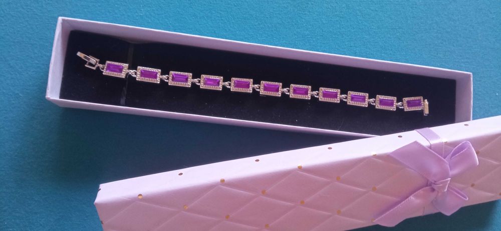 Елегантна, нова сребърна гривна в кутия.