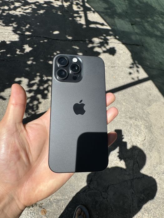 16 pro max 256gb Black Ekrani tepasida kichki dog bor