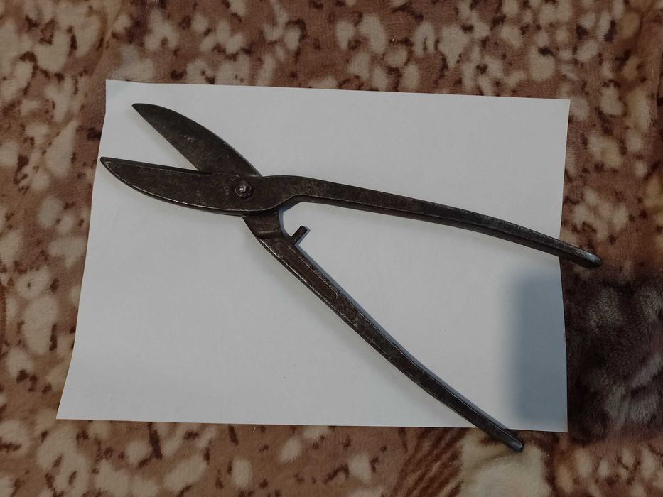 Oferta menghina de banc și foarfeca de tablă