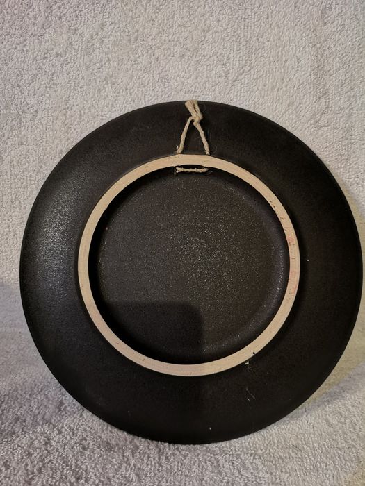 Ръчно рисувана керамична чиния.