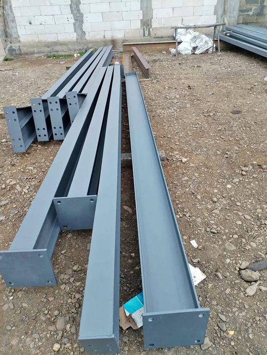 Vând 3ferme metalice la 9m si 6stalpi la 4m