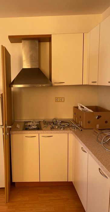 Перфектна кухня, суперзапазена с абсорбатор , мивка, смесител, котлони