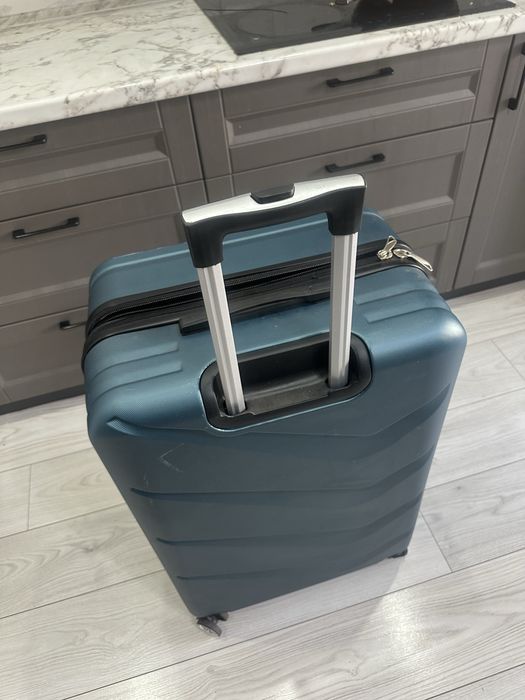 Продам чемодан размера L