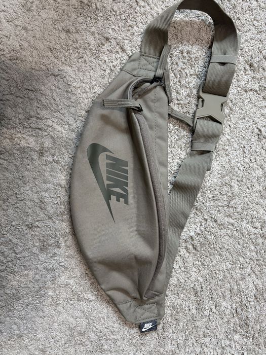 Чантичка Nike бежова