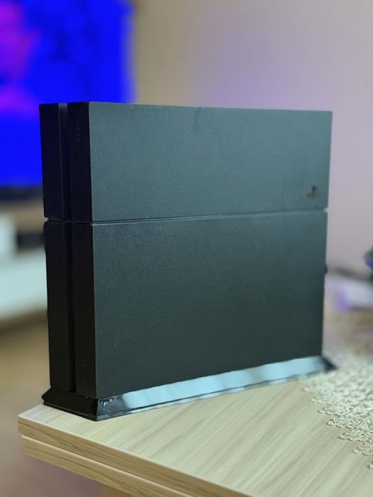 PS4 1TB 2 джойстика и няколко игри