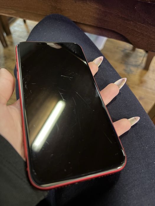 iphone 11 червен