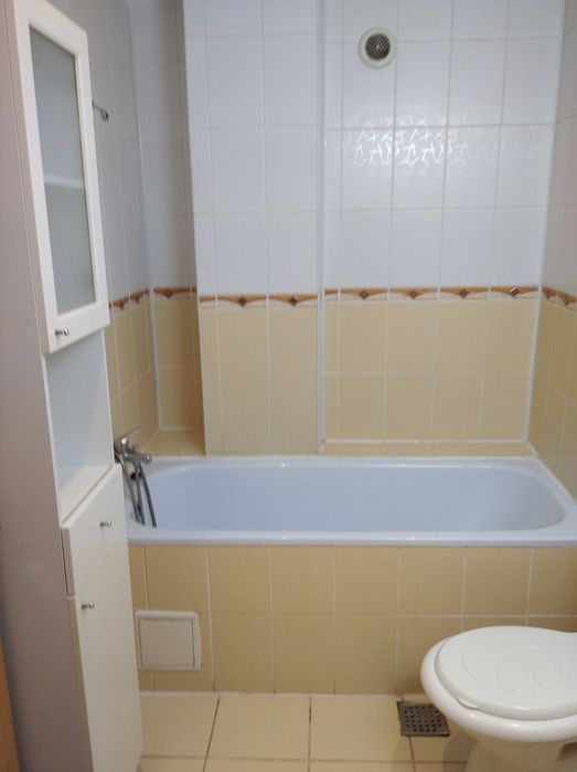 Proprietar , vand apartament 3 camere , 78 mp , 2 bai , mobilat si utilat , parcare privata , etaj 4 din 5 , lift , bloc nou , zona Aradului vest