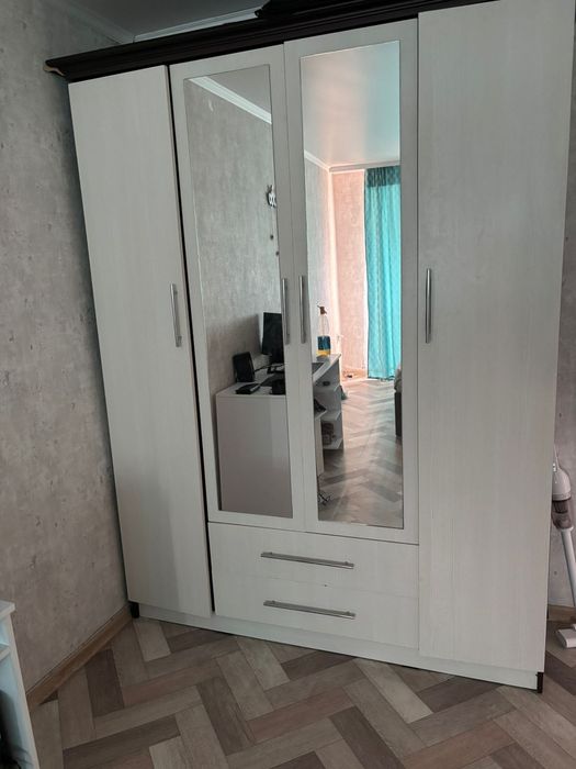 Шкаф для одежд с зеркалом