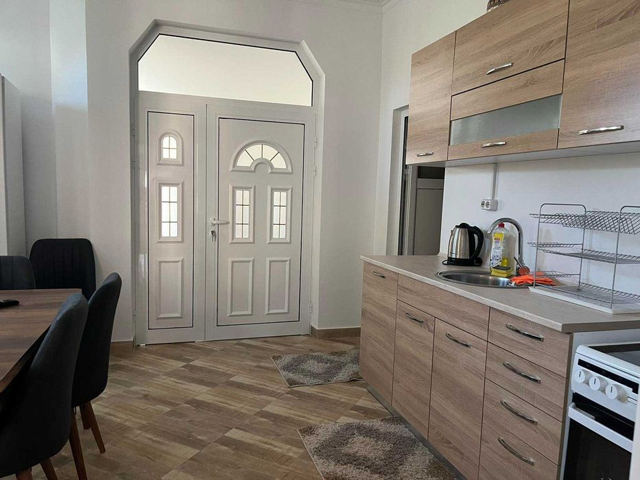 Продава се: Къща РЗП 380 кв.м, четири етажа, двор 262 кв.м, гр.Карлово