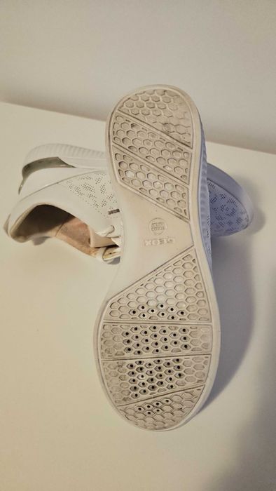 Geox albi, marimea 37 EU, 7 US, 4UK