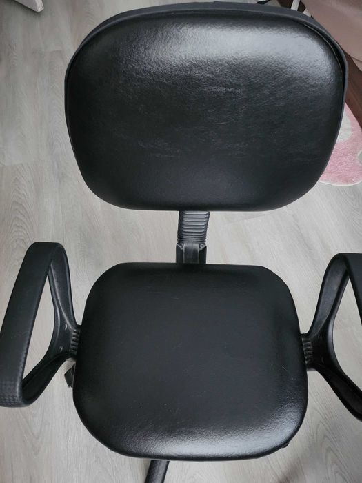 Черен стол за бюро