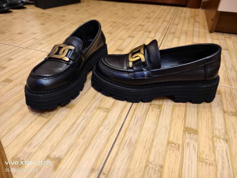 Продам лоферы женские