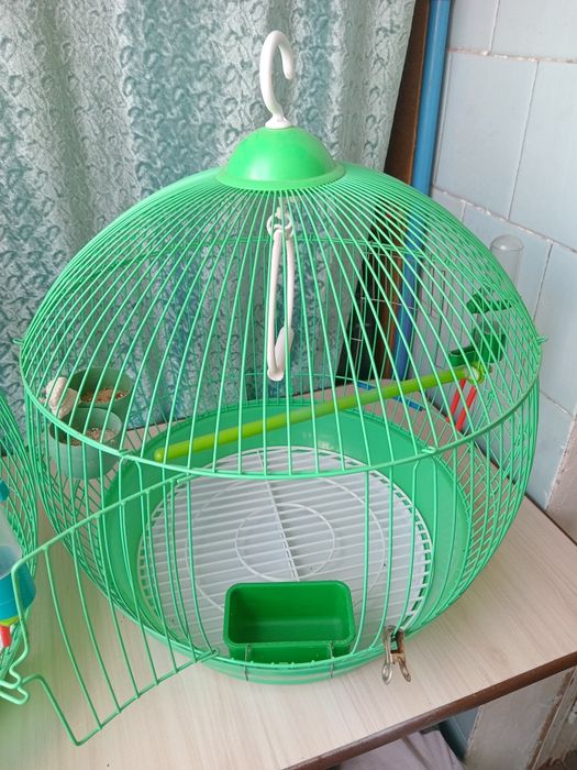 Клетки разные для птиц.