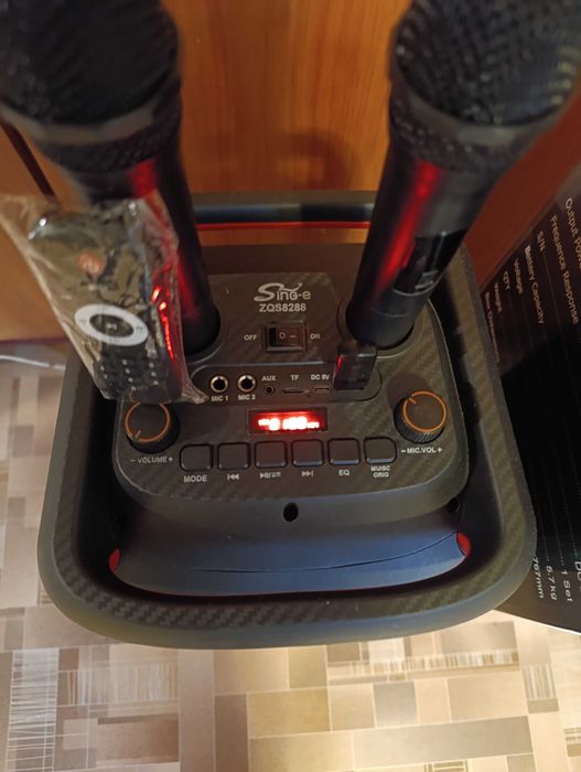 Блютуз Колонка с микрофоном.