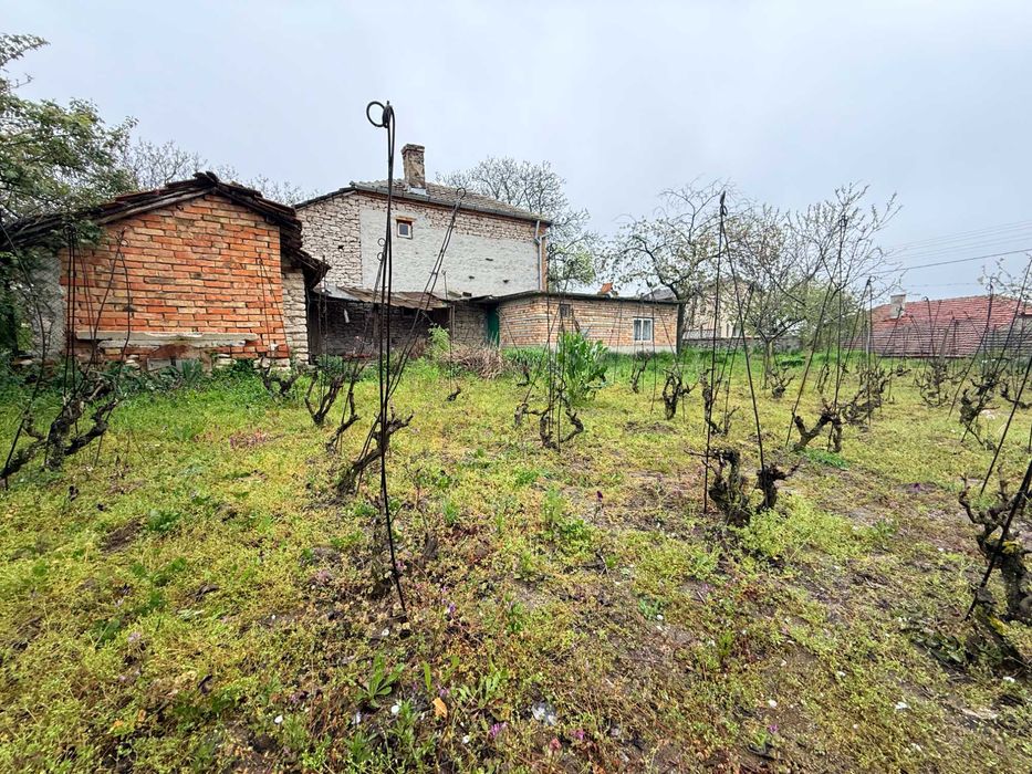 Къща с двор в с.Здравец