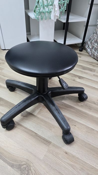 Стул на колёсиках